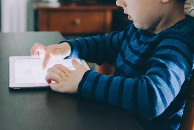 Cuando la pantalla empieza a ocupar demasiado: cómo ayudar a niños y adolescentes a recuperar el equilibrio digital